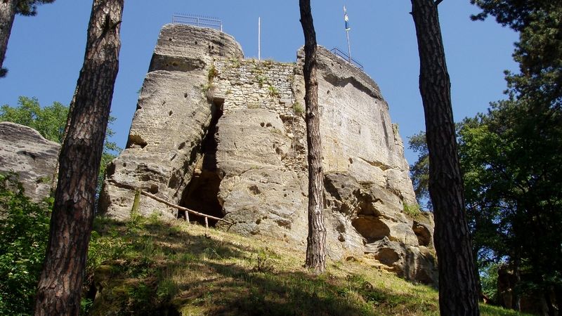 Lákadlem hradu Valečov jsou i skalní byty